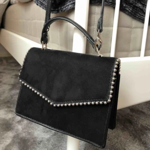  - Assnygg, svårfångad väska från Bershka. Köpt i Spanien. Helt OANVÄND! Kan mötas upp o frakta men då står köparen för fraktkostnad. 💕