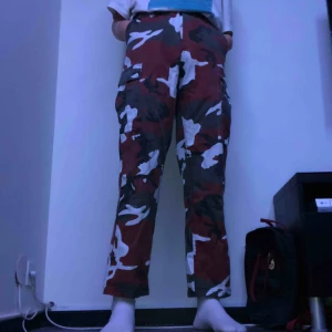  - Ett par högmidjade militärbyxor från ö-a använda ett fåtal gånger och bra skick. Nypris 300 kr Möts i sthlm annars står köparen för frakten :)