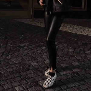  - Snygga skinn byxor från Zara! Dom har en liten skada framme på knät, där av priset! Inget man tänker på! 