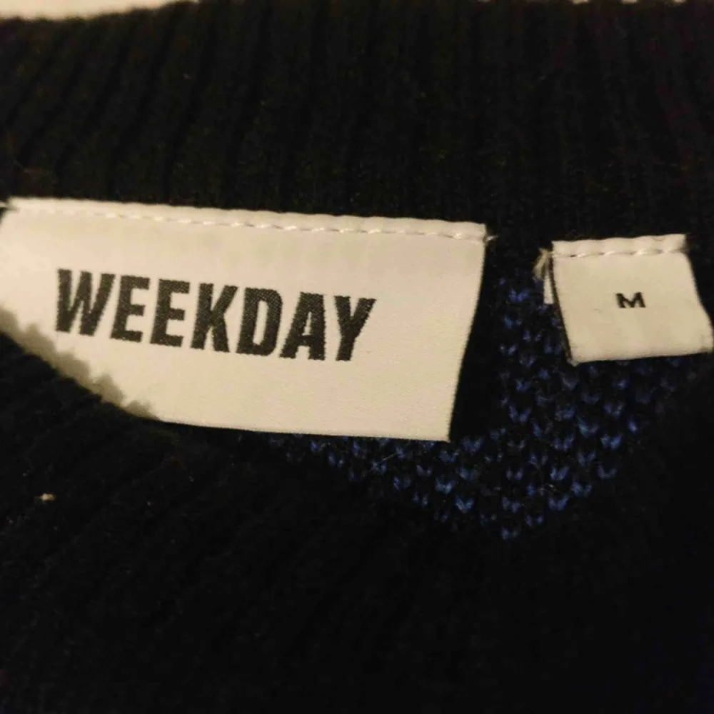 Skitcool sweater från Weekday med texten 