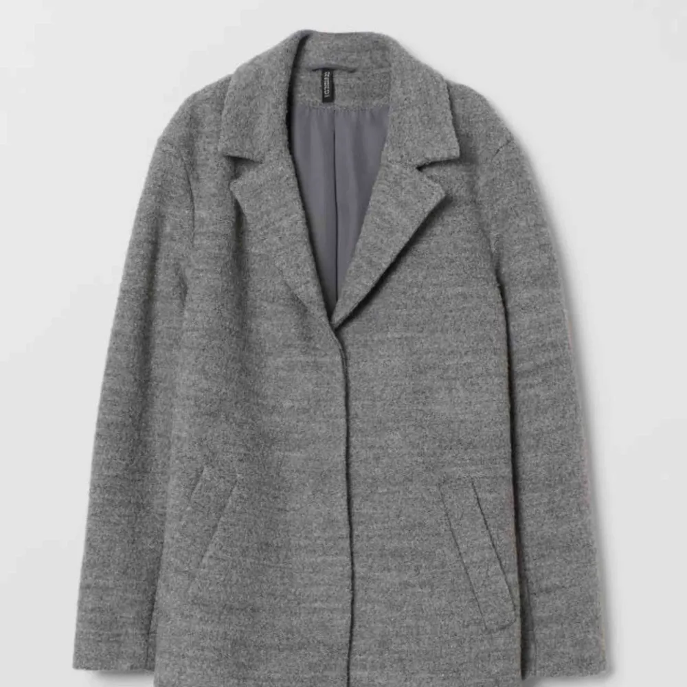 Jag säljer min gråa kappa från hm som är helt ny,jag säljer den pga jag ej fått användning av den  Jag köpte den ny för 499kr . Jackor.