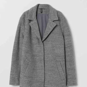 Jag säljer min gråa kappa från hm som är helt ny,jag säljer den pga jag ej fått användning av den  Jag köpte den ny för 499kr 