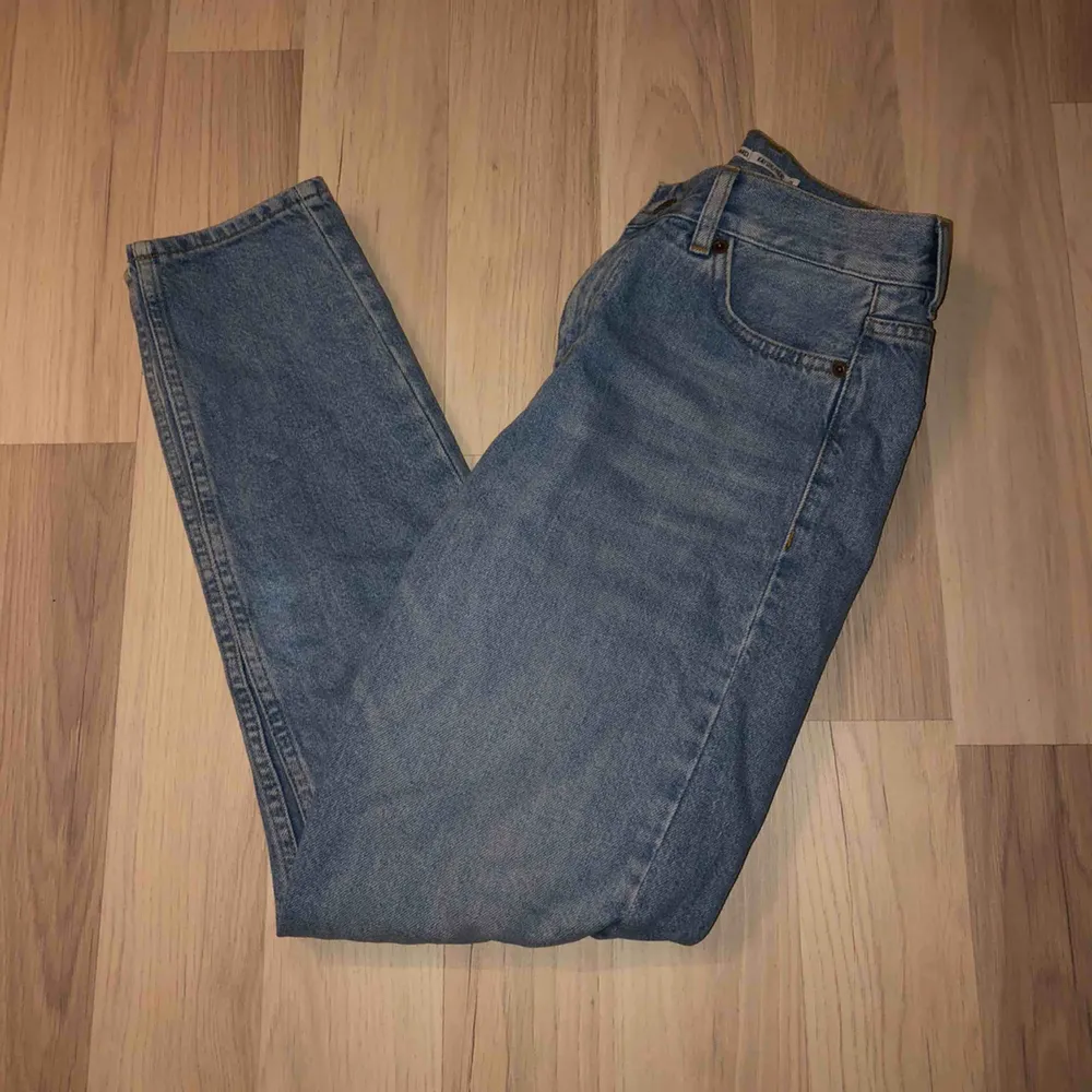 Säljer nu ett par riktigt snygga girlfriend jeans som aldrig är använda utom endas provad vid 1 tillfälle! Passar Xs/ S.. Säljer pga av att köpte fel storlek! . Jeans & Byxor.