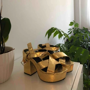  - Klackskor från H&M, storlek 36-37. Nypris: okänt. 