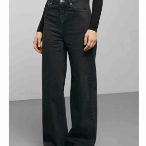  - Skit snygga vida weekday jeans köpta för 500 kr. Använda ca 1 gång, köparen står för frakten 🤗
