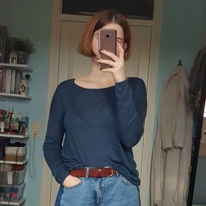  - Mörkblå tunn finstickad tröja