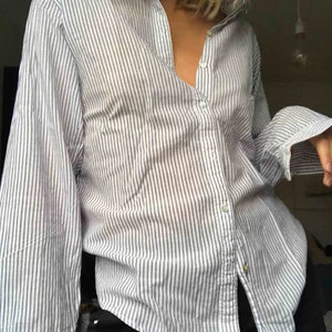  - oversize skjorta från hm, jätteskön. blårandig. frakt tillkommer