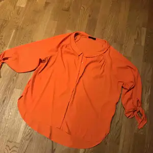 Orange oversize blus från Åhlens. Stora puffiga ärmar. Köparen står för frakt 