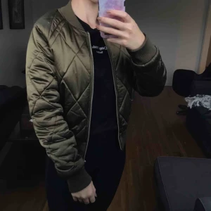  - Jättesnygg grön bomberjacka💞