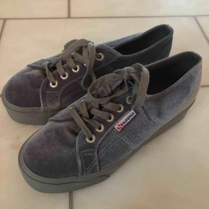  - Platåsneakers ifrån Superga. Grå sammet. Använda 1 gång. 