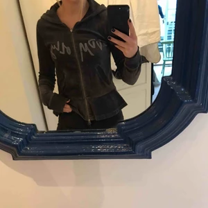  - En grå zip tröja från odd molly, använd ca 5 gånger, köpt för ca 1000kr. Storleken motsvarar s/xs