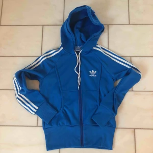  - Adidas Hoodie i storlek 38. Tight model. Använd 1 gång. 