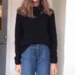  - Bekväm stickad tröja med turtleneck från h&m som passar perfekt för att hålla kroppen varm. 