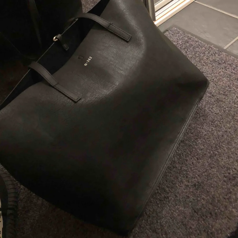 Snygg vanlig handväska som har mycket plats!!. Väskor.