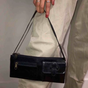 - Handväska med coola detaljer🖤🖤