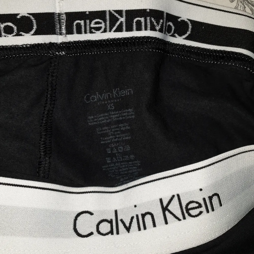Äkta helt oanvända Calvin Klein tajts/ mjukisbyxor Jättebra skick och mysiga men kommer inte till användning. Perfekt längd till dig som är runt 160-165💓. Jeans & Byxor.
