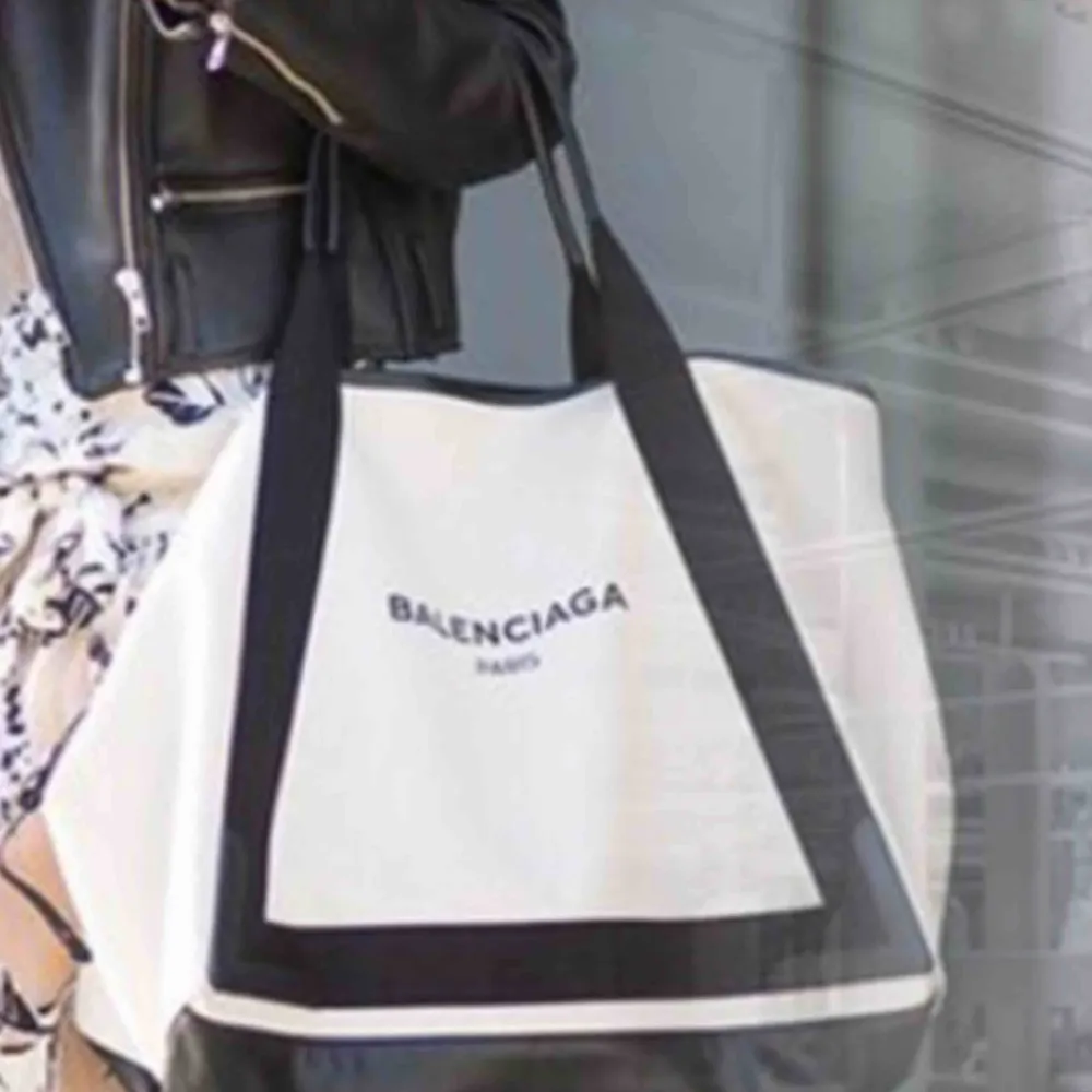Säljer Balenciaga canvas Tote bag,, väskan är AAAA+++ av bästa kvalité, äkta läder på handtaget och är i gott skick.  Endast seriösa köpare tack! . Väskor.