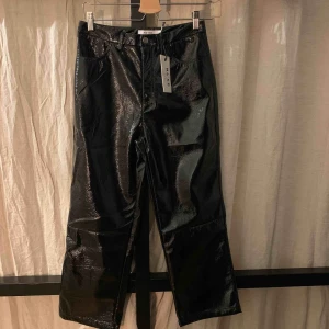  - Oanvända lackbyxor från NAKD i storlek 36