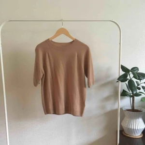  - Kort ärmar tröja i 100% kashmir  Stl M Köpt på h&m, tags kvar.   Obs! Mer ljus beige. Bilden är tagen i kasst ljus. 