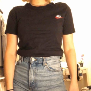  - Svart basic t-shirt  från Nike i storlek XS, lätt att styla och matcha. Köparen står för frakten på ca 50kr