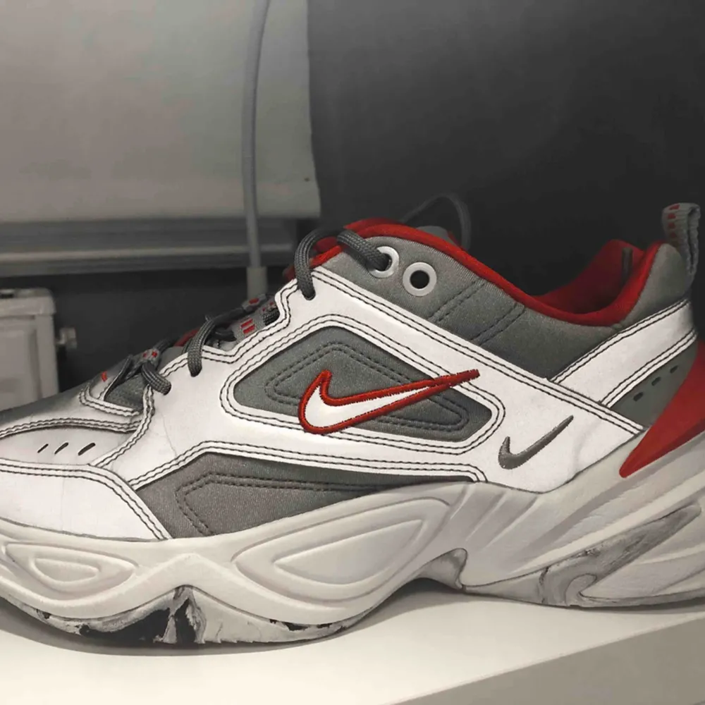 ⚡️Ett par silvriga Nike M2K Tekno säljer jag nu pga att jag inte använder dem. Köpte dem i New York för ungefär ett halv år sen för ca 900kr och är knappt använda!  Skorna är reflexmaterial, fråga gärna om något du undrar!⚡️⚡️💥🔥. Skor.