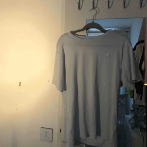  - Säljer min ljusblåa acne tröja i strlk m, super fin men har inte kommit till användning 