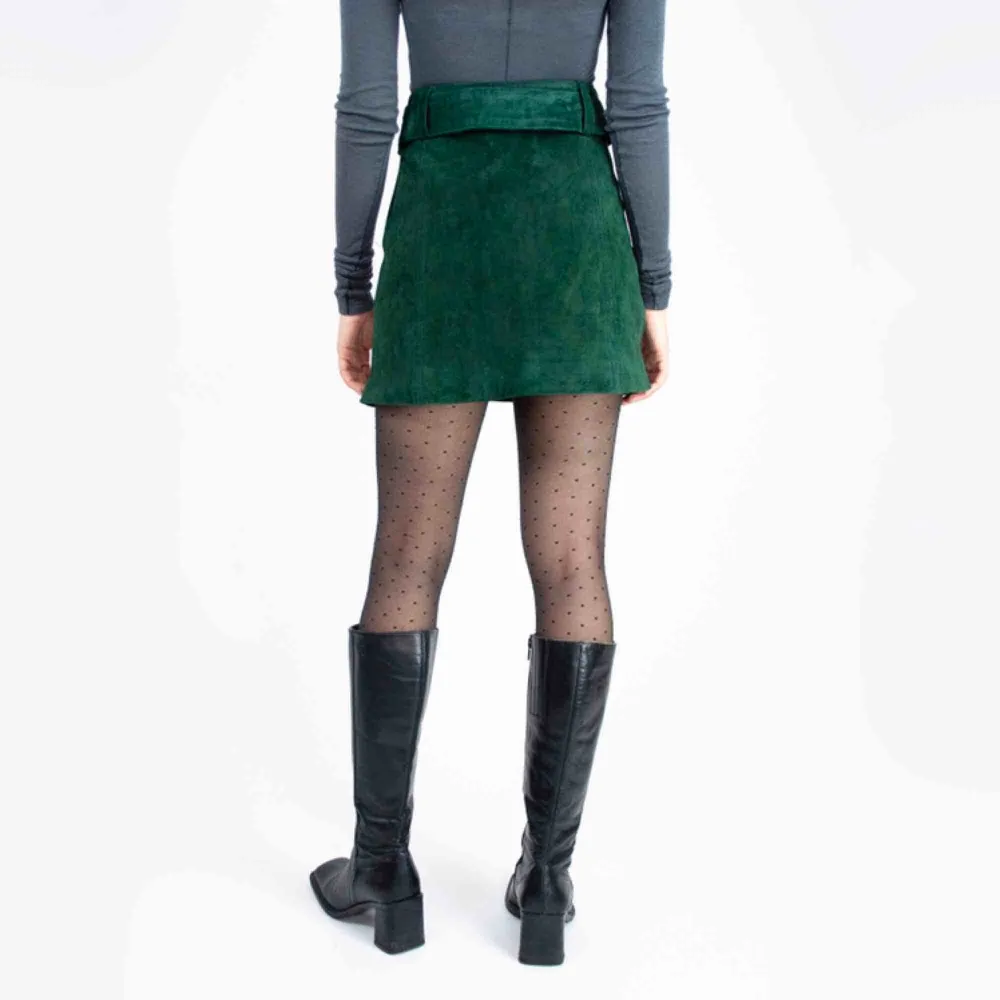 Zara real suede high waist skater mini skirt in emerald green SIZE Label: EUR S, fits best S Model: 165/XS (a bit big on her) Measurements (flat): Length: 39 waist: 36 Free shipping! Ask for the full description! No returns!. Kjolar.