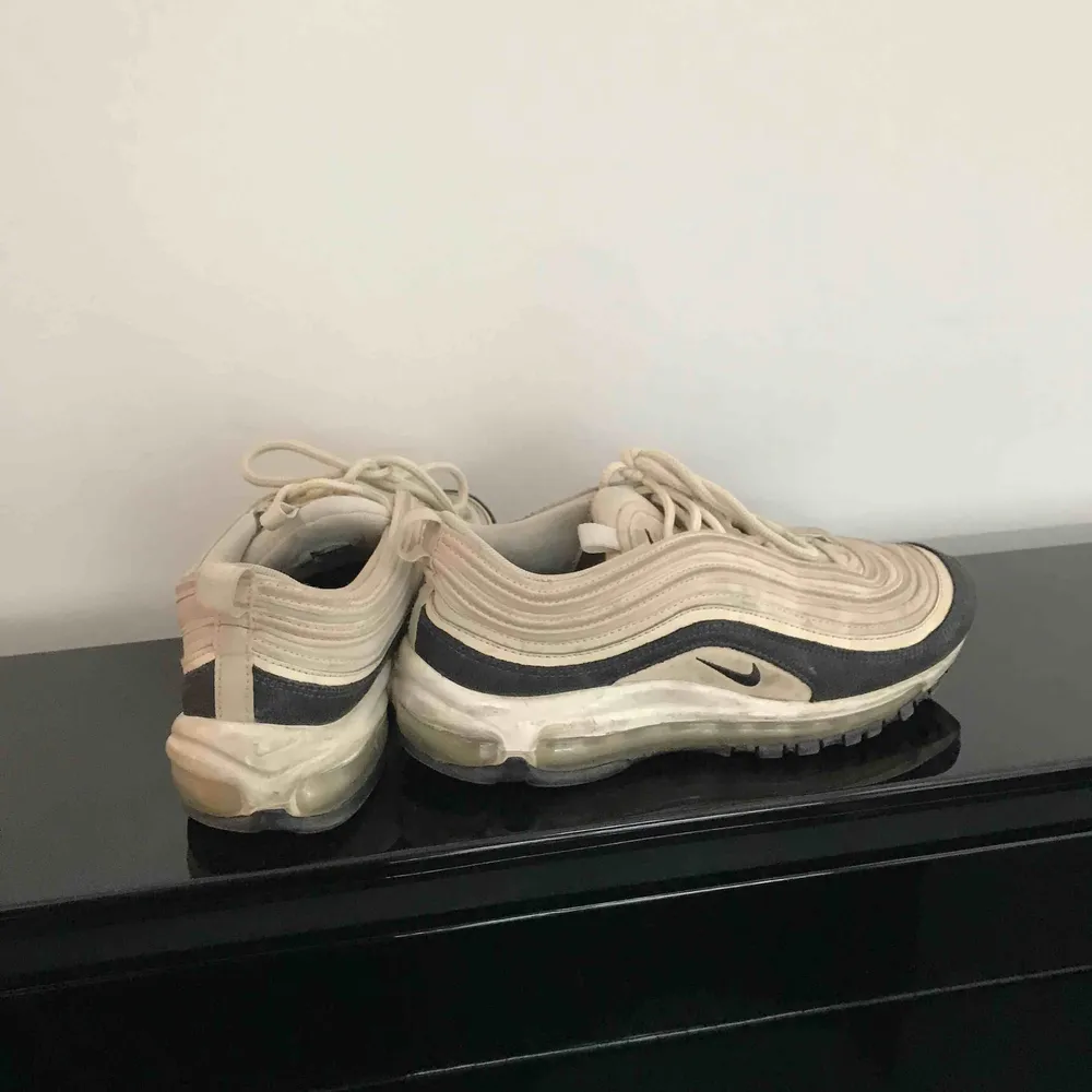 Säljer nu mina snygga Nike Air Max 97. Har haft dom i cirka ett halvår men har tyvärr inte fått så mycket användning för dom som jag trodde. Har inte tvättat skorna ännu men såklart gör jag det innan jag skickar iväg dom!🥰. Skor.