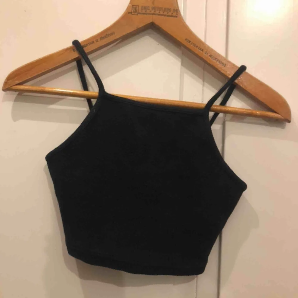 Rensar garderoben och vill bli av med allt, därav låga priser!! Kolla profilen:)   Populär crop top från Topshop i 38, lite krympt då midjemåttet är ca 60cm och passar mig (vanligen XS/S). Bra skick! Köpare betalar frakt, skriv för samfrakt!. Toppar.