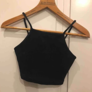  - Rensar garderoben och vill bli av med allt, därav låga priser!! Kolla profilen:)   Populär crop top från Topshop i 38, lite krympt då midjemåttet är ca 60cm och passar mig (vanligen XS/S). Bra skick! Köpare betalar frakt, skriv för samfrakt!