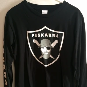  - Långärmad tshirt från New Black, Feskarna! Supersnygg!