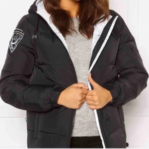  - En jacka som använda under en vinter. Super bra skick! Den är storlek M men skulle nog påstå att den passar en S också💖 Bara att skriva för fler frågor eller liknande⚡️⚡️