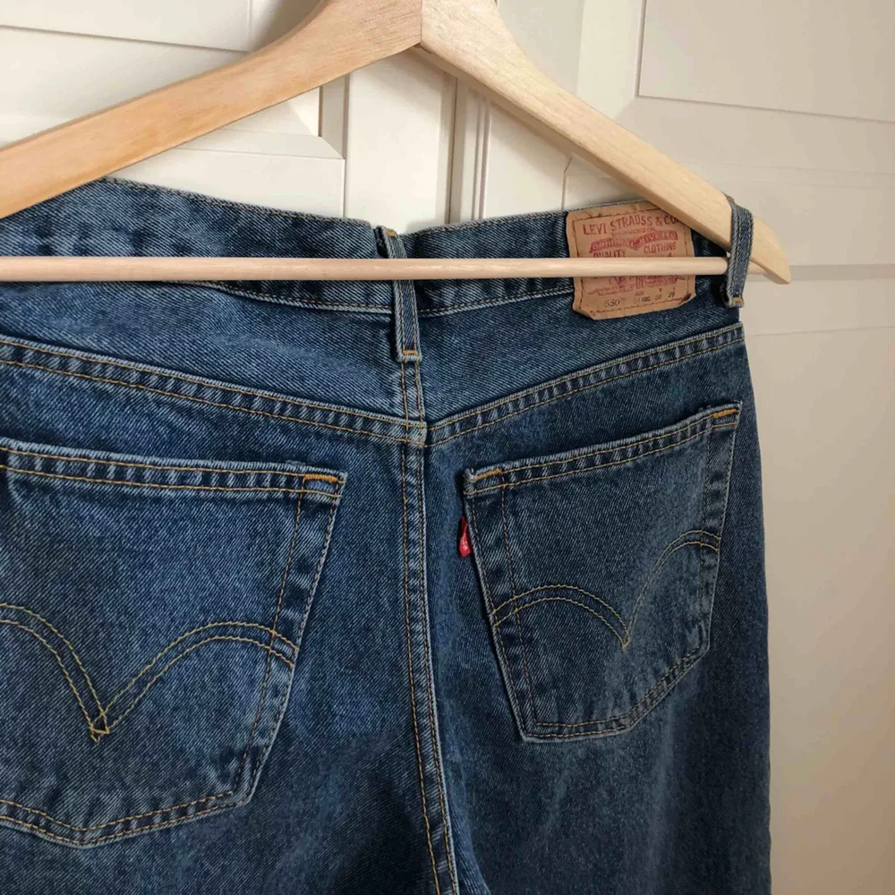 Ett par Levi’s jeans, 550 relaxed fit, 28x28. Säljer pga att de är något små för mig💘. Jeans & Byxor.