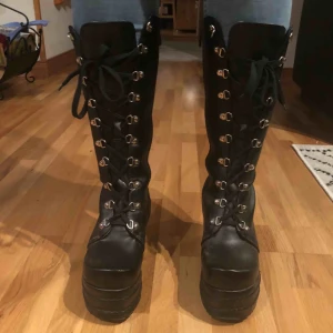  - Platå kängor i gott skick, 8 cm höga och stövelskaftet är 53cm. Dragkedja samt snörning så det går att anpassa beroende på hur stora ben man har. Kan frakta eller mötas i Eskilstuna, Flen eller Katrineholm✨
