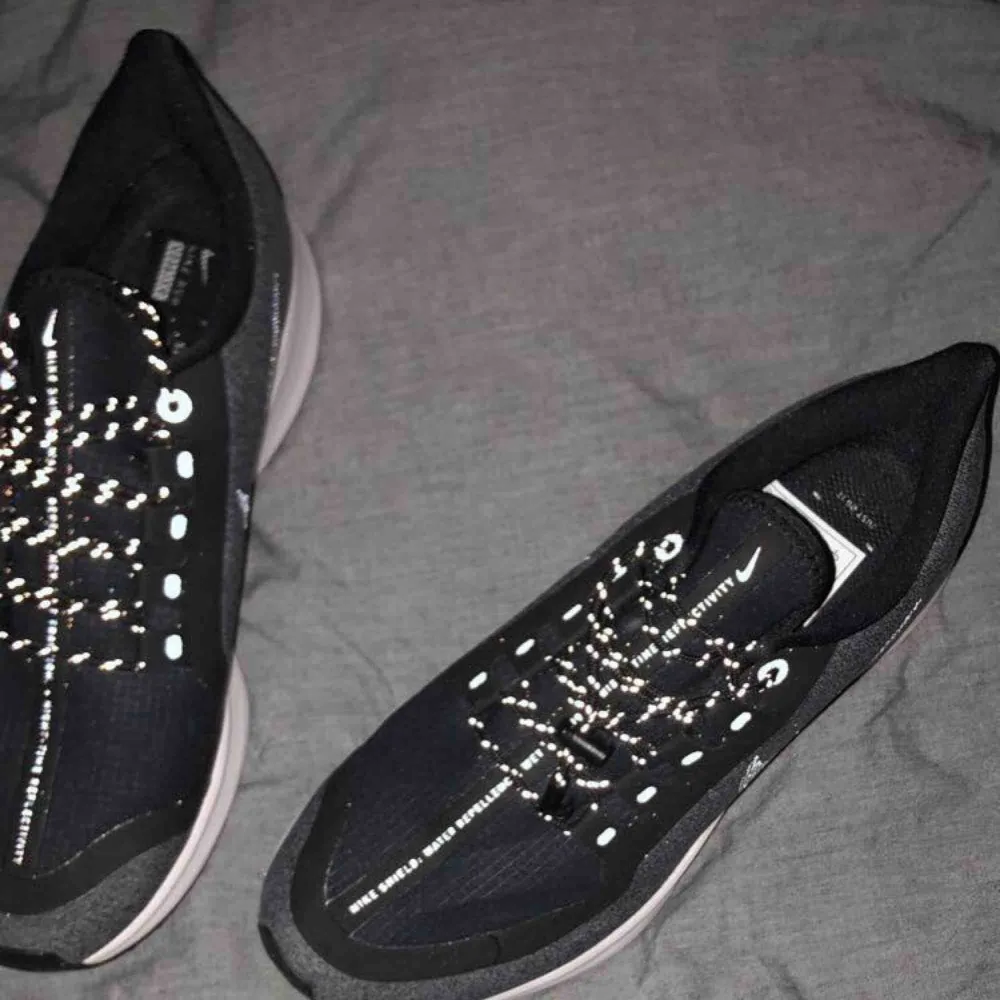 Säljer dessa skit coola Nike skor! Dom är helt ny inköpta och aldrig använda! Färgen är lite grå/svart enligt kartong och kvitto men skulle beskriva färgen som lite åt det blåa hållet!🤩 jättefina och är inköpta för 1178kr! 💕. Skor.