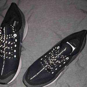 Säljer dessa skit coola Nike skor! Dom är helt ny inköpta och aldrig använda! Färgen är lite grå/svart enligt kartong och kvitto men skulle beskriva färgen som lite åt det blåa hållet!🤩 jättefina och är inköpta för 1178kr! 💕