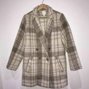  - Snygg kappa från H&M som är i superbra skick, det står storlek 42 i jackan men skulle säga att den motsvarar en M ifall man vill att den ska sitta lite oversized.