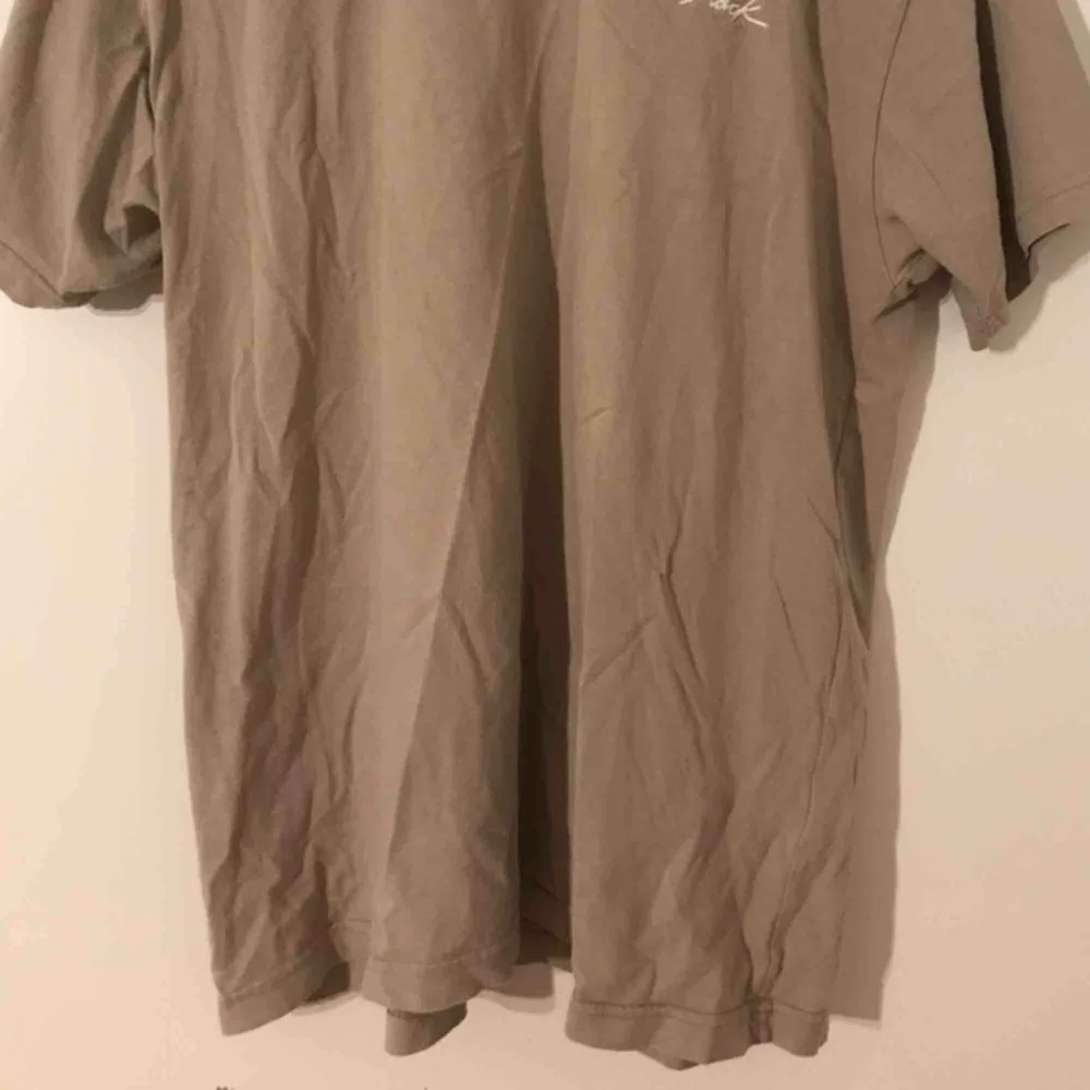 Cool tisha ifrån New Black, säljes pga av att den ej kommer till användning! Köparen står för frakt🥰 (tröjan är skrynklig för att den spenderat en tid i garderoben). T-shirts.