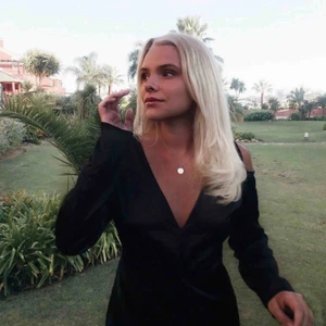  - Hanna licious X NAKD klänning!! Super snygg partyklänning jag aldrig använt mer än för bildens skull 🥺