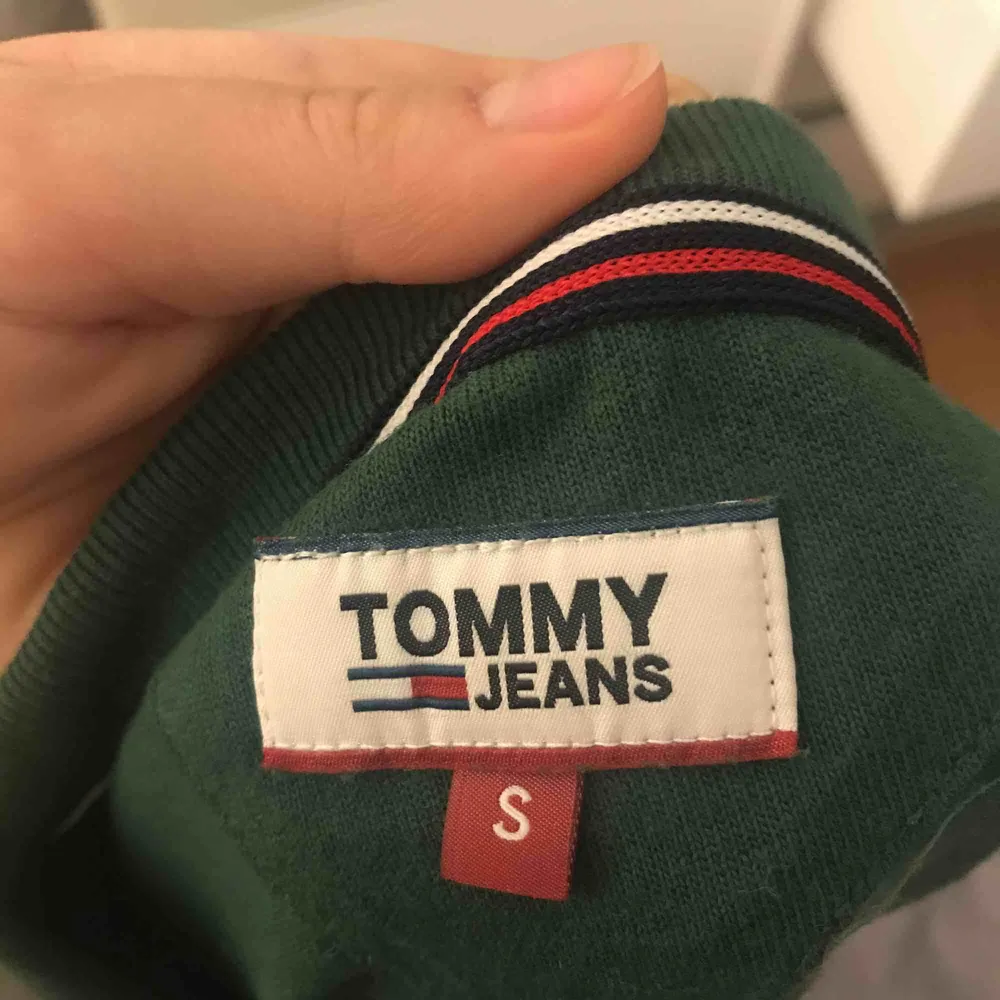 Grön Tommy jeans T-shirt som ja endast använt ett par gånger. Sitter oversized för en xs men även för en s. Fraktar eller möts upp i Stockholm.. T-shirts.