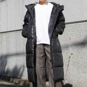  - Lång glansig pufferjackq från Cheap Monday. Avtagbara ärmar (som är fastsydda men kan tas bort enkelt). Använd få gånger (förra vintern). Perfekt varm och skön! Nypris 1400 kr. Möts upp i Stockholm eller skickas mot frakt! ☺️