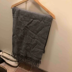  - Stor halsduk, oanvänd med lappar kvar 