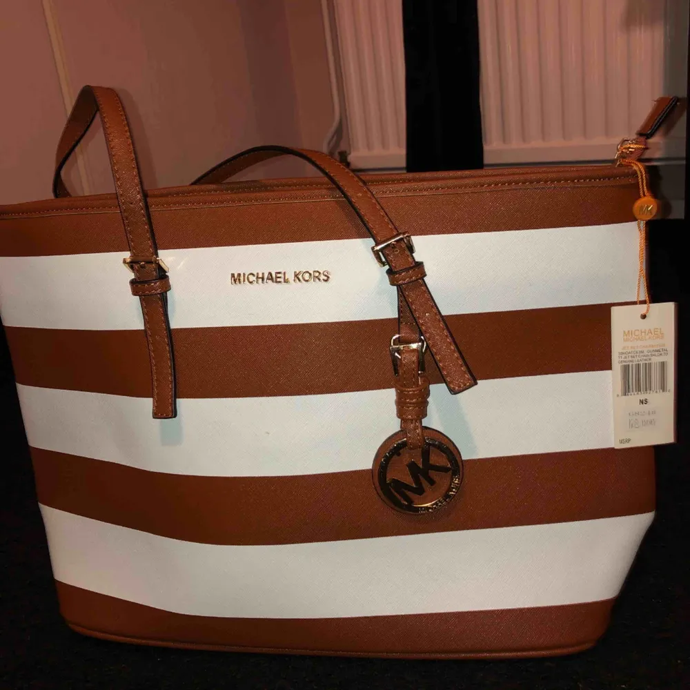 Fake ”MK väska”, helt ny med prislappen kvar🤩  super fin och väldigt användbar, förtjänar ett nytt hem🧡🧡. Väskor.