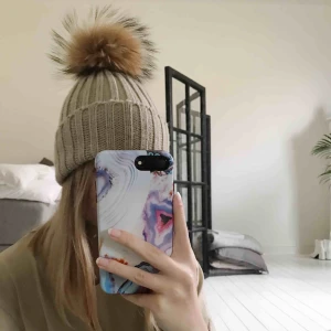  - Hollie mössa i beigt, inte min stil så endast provat den. 