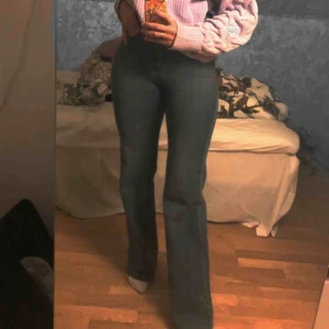  - sjukt snygga utsvängda jeans från dr denim! köpta för 600kr. jag är 168cm lång. frakten inräknad i priset 🦠💓💞🦠
