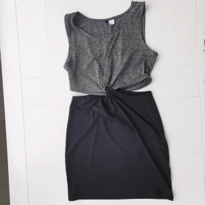  - Fin stretching tyo tvådelad men typ ihopflätad klänning från H&M. Ni ser på bilderna. Den får alltså "cut out" i midjan. Sitter tajt och snyggt. Använd nån enstaka gång. Köparen står för frakten 🌠