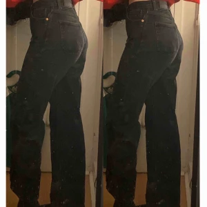  - Svarta basic raka byxor. 5 fickor. Lite slitna men det ger snygg effekt. Bra skick. Sitter bra men är för korta för min smak. 