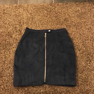  - Marinblå kjol i fake mocka med silver detaljer i från NA-KD💙 Frakten är inkluderad i priset 