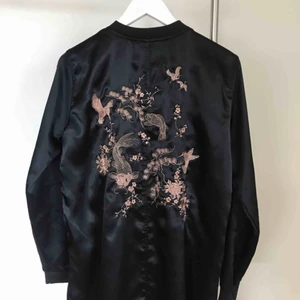  - Asgym lång tunnare jacka alt som kaftan med mönster på ryggen från Pull & Bear, använd 1 gång sen har den bara hängt. Köparen står för frakt eller hämtas i Örebro. 
