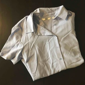  - Kortärmad skjorta från Uniqlo. Lite skrynklig på bilden... mycket gott skick! Lavendellila färg. 